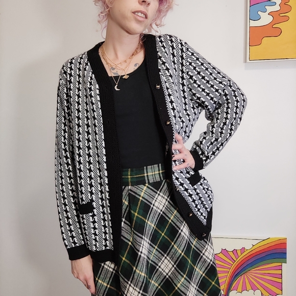 Vintage Cardigan; Black + White Houndstooth Knit - Picture 5 of 12